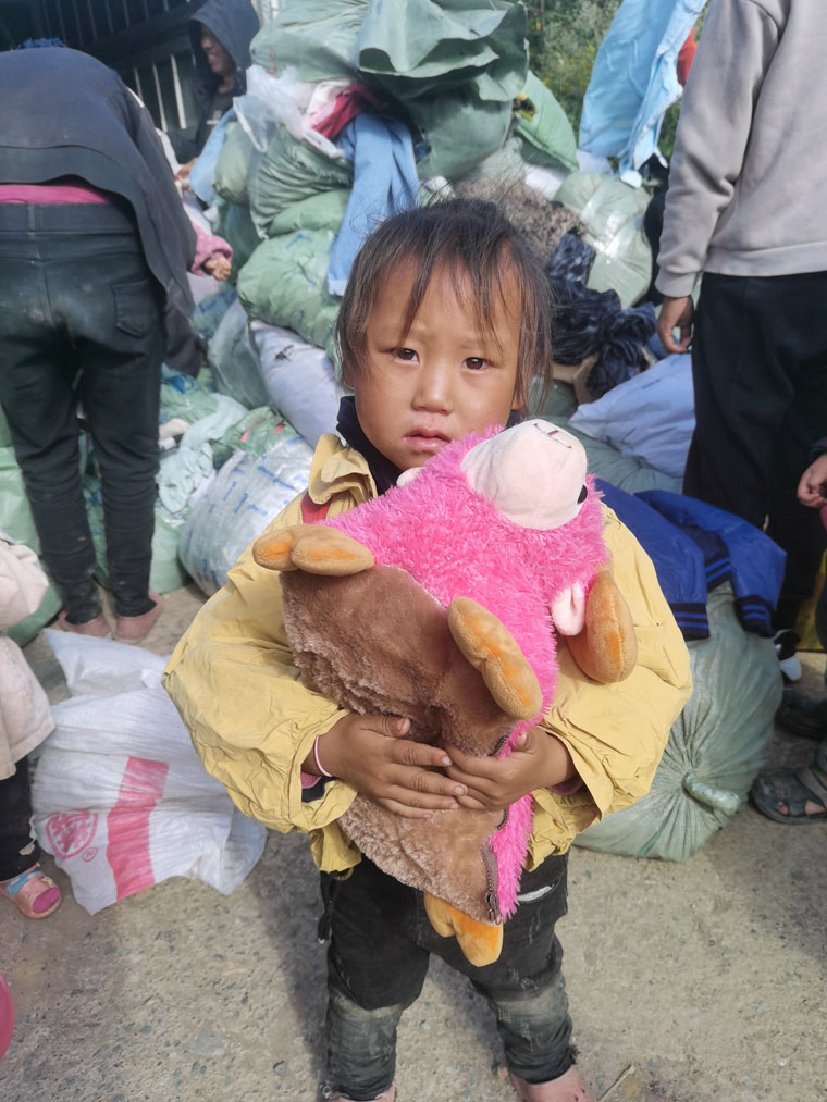 以爱之光,点亮未来!“智邦国际情系大凉山,捐衣赠物送暖阳”成功举办