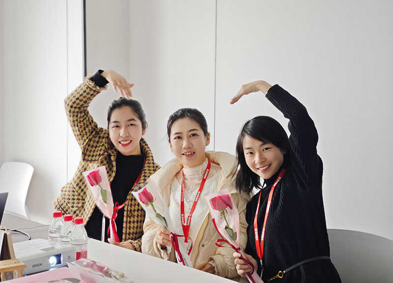 向美而生，灼灼其华，女神节快乐！