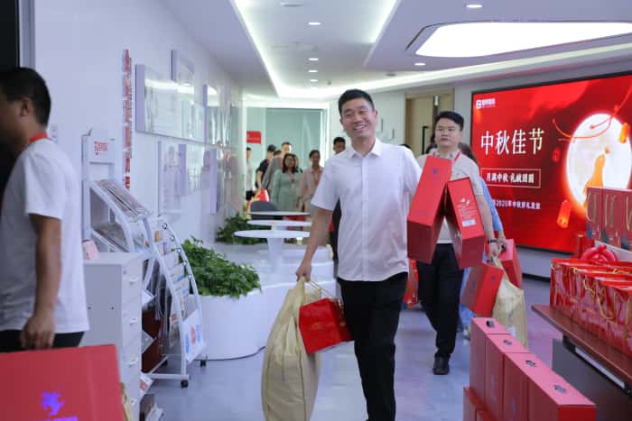 月满华诞，家国同庆，智邦国际祝您中秋国庆双节快乐！